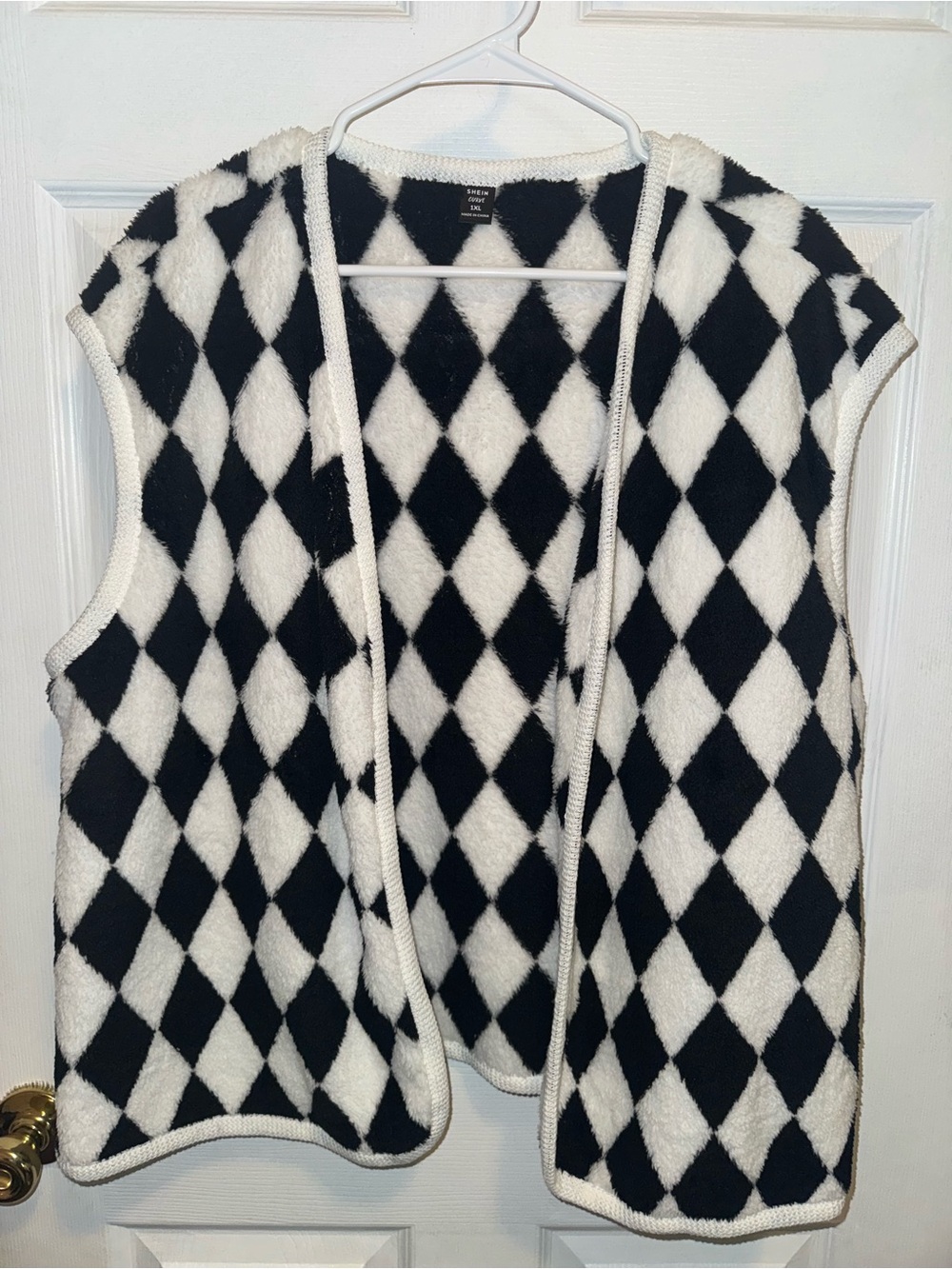 Cozy Black & White Diamond Knit Vest - Unbranded